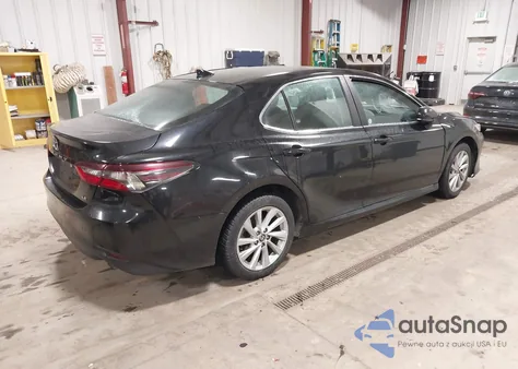2022 Toyota Camry Le z USA, uszkodzony, nr VIN 4T1C11AK4NU058267